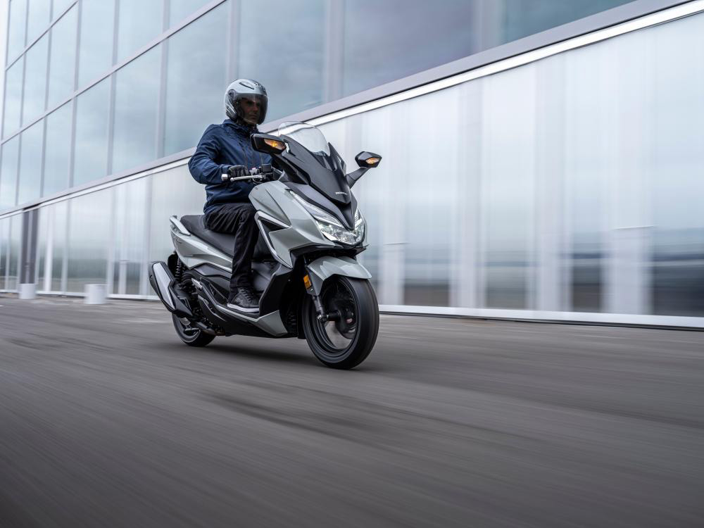 Immagine di scooter Honda Forza350 in viaggio su strada.