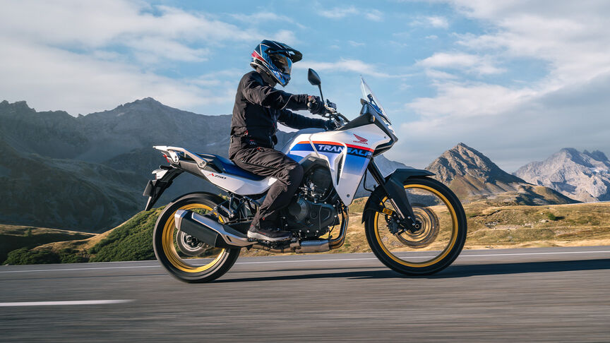Immagine di moto Honda Transalp in viaggio in ambiente montano.
