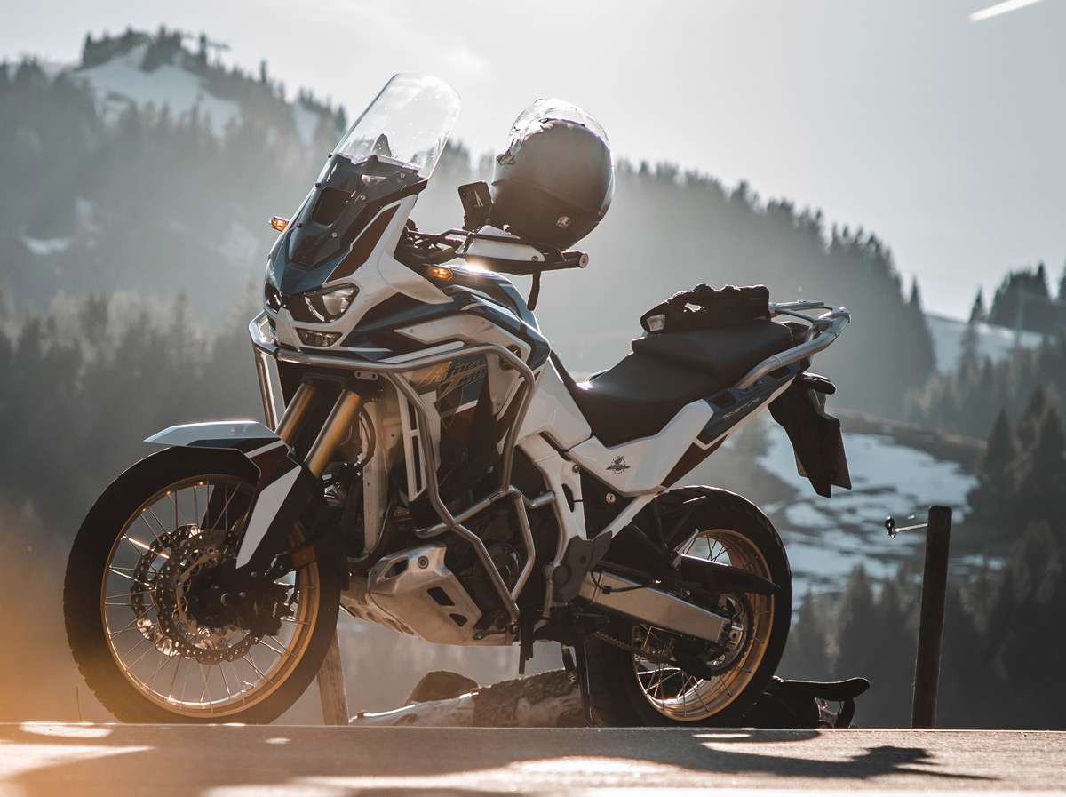 Immagine di una moto Honda AfricaTwin bianca di Rinomotor's in ambiente montano.