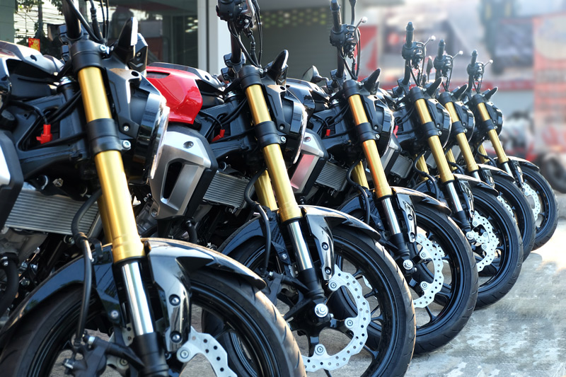 Immagine di moto Rinomotor's allineate in vendita.