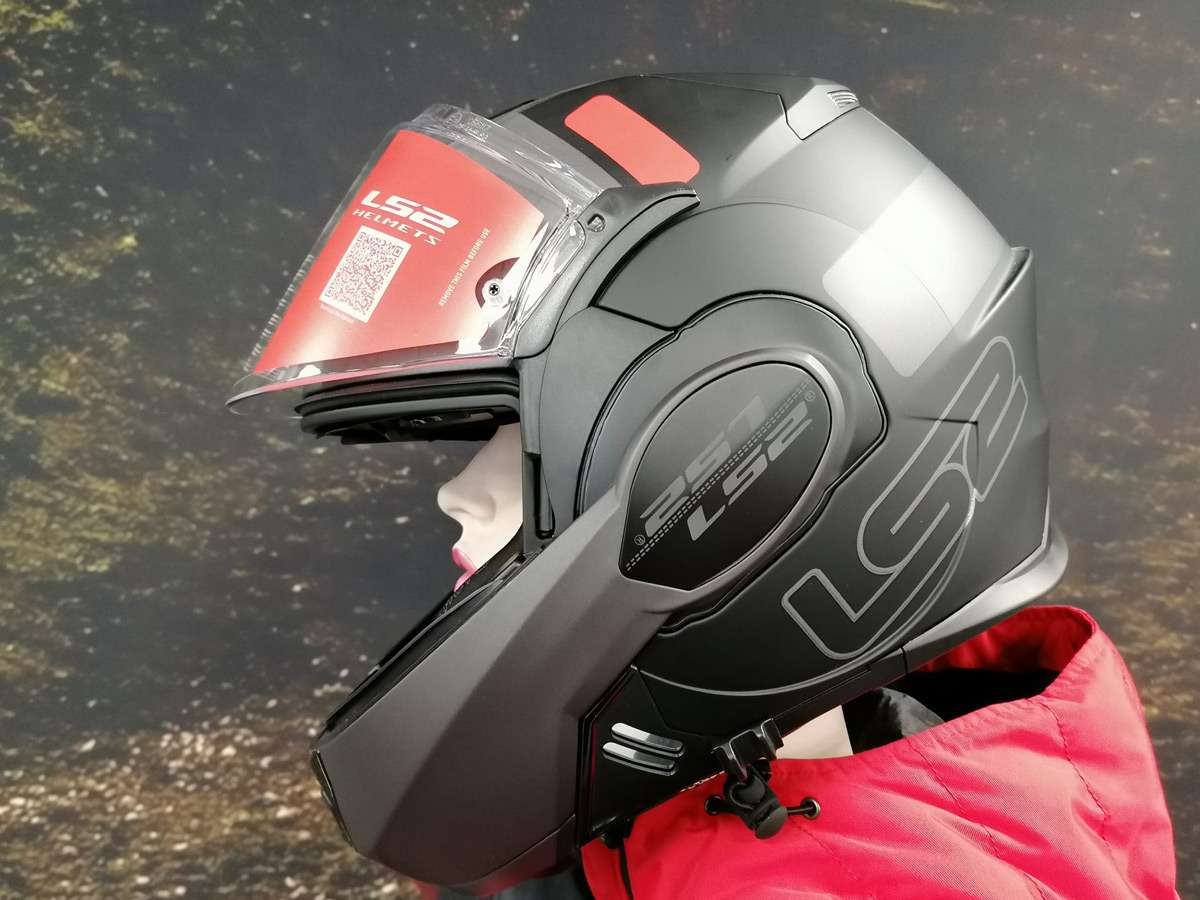 Immagine di casco LS2 esposto su manichino che indossa abbigliamento da moto, all'interno del negozio Rinomotor's.
