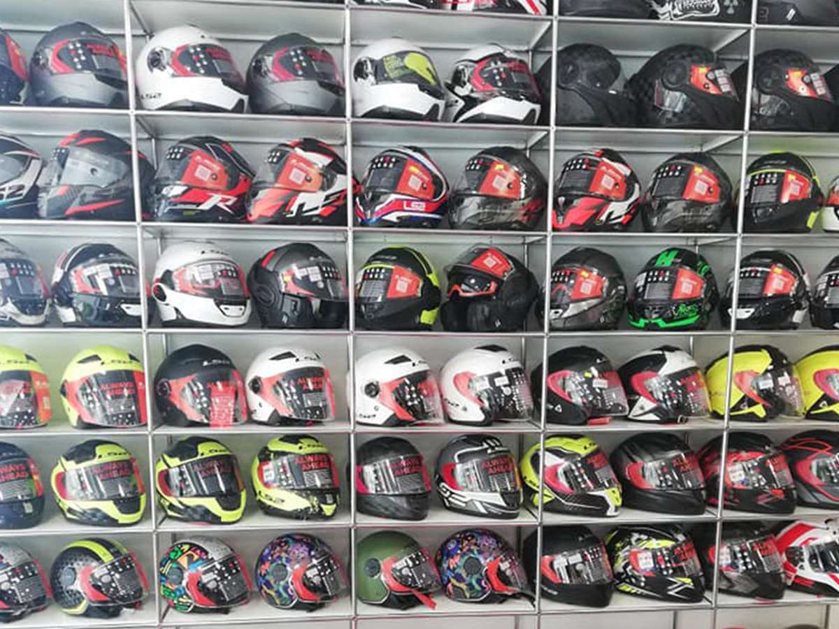 Immagine di caschi LS2 e LS3 esposti, all'interno del negozio Rinomotor's.