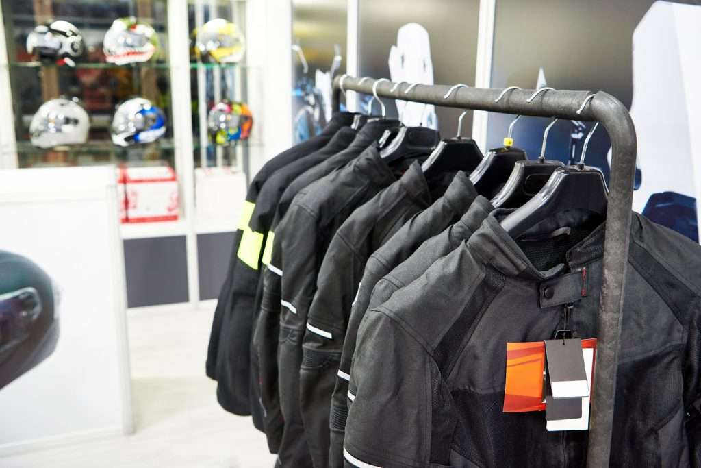 Immagine di abbigliamento da moto Rinomotor's esposto all'interno del negozio.