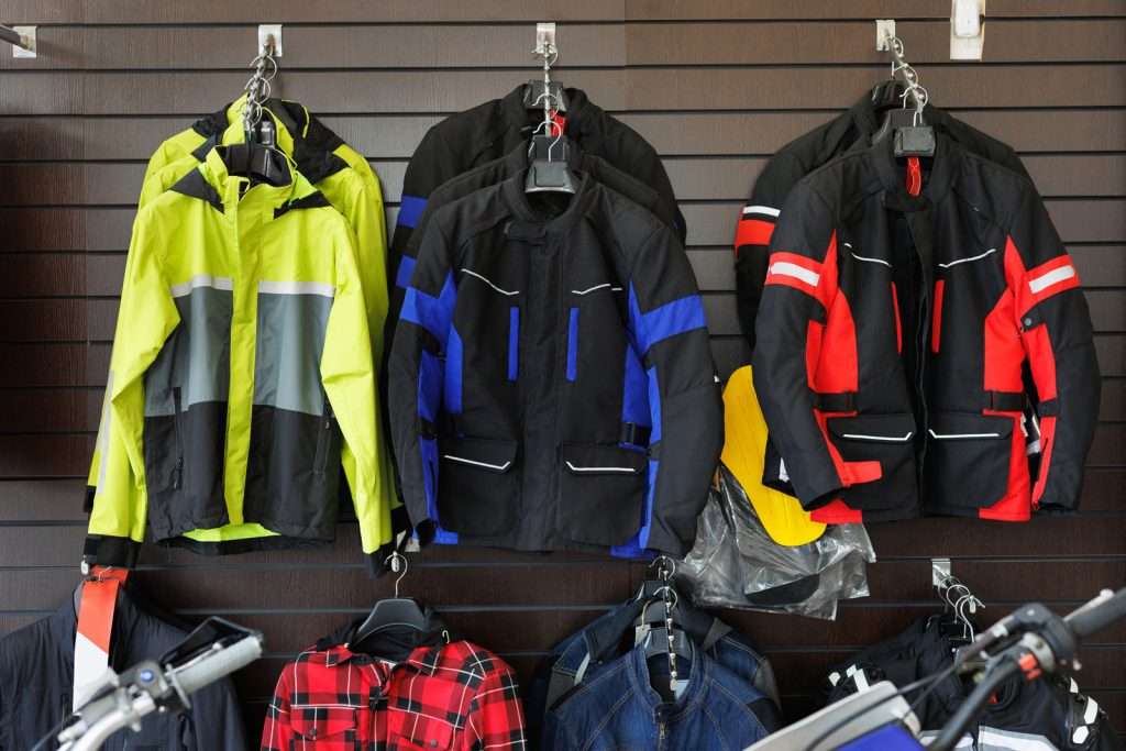 Immagine di abbigliamento da moto Rinomotor's esposto all'interno del negozio.