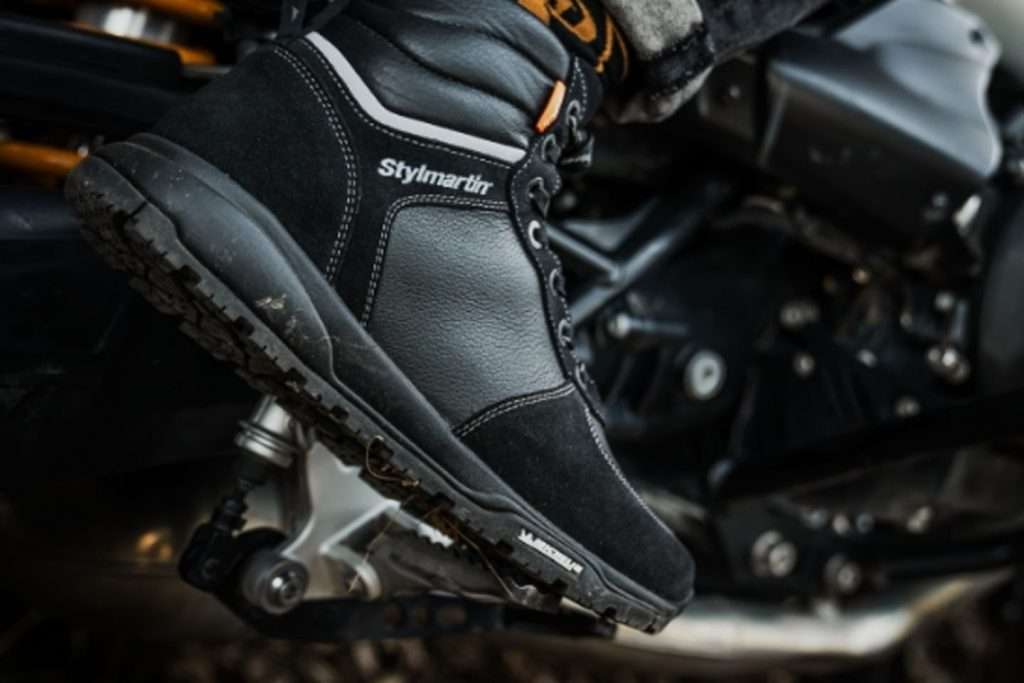 Dettaglio di calzatura da moto Rinomotor's.