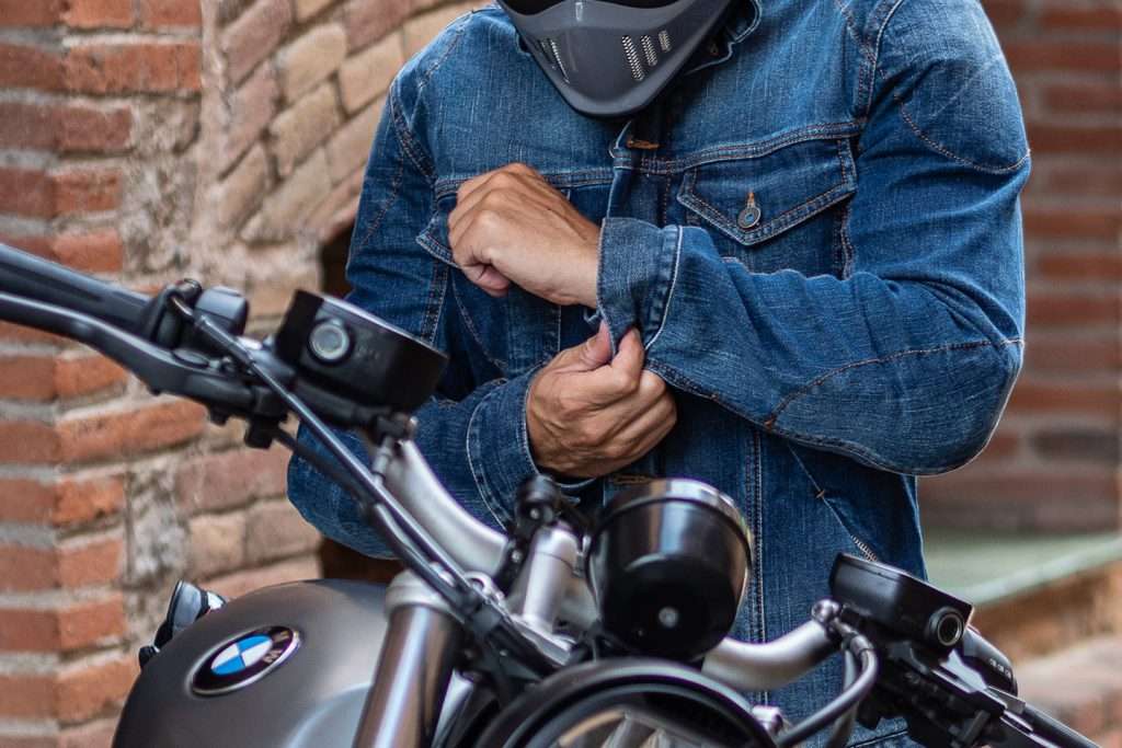 Immagine di giacca da moto Rinomotor's su un modello.