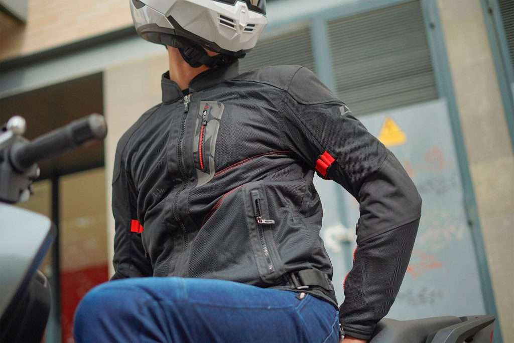 Immagine di giacca da moto Rinomotor's su un modello.