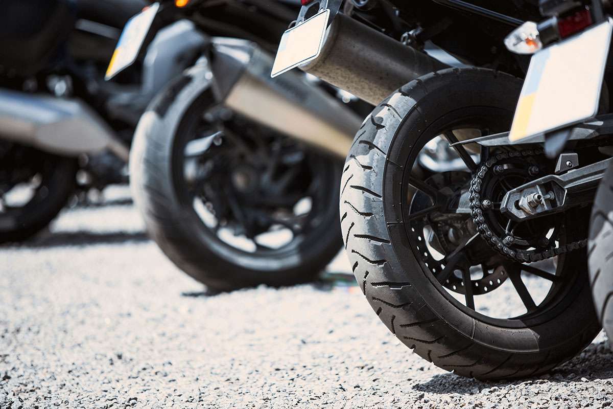 Immagine di pneumatici posteriori da moto su strada.