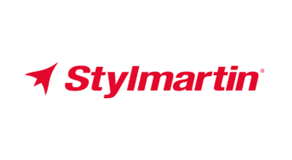 Immagine del logo Stylmartin su sfondo bianco con scritte rosse e simbolo grafico a forma di aeroplanino di carta.